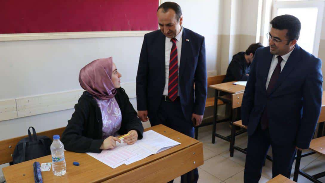 İl Müdürümüz YÜCEL, Bingöl Okuyor Projesi kapsamında gerçekleştirilen Liseler Arası Bilgi Yarışmasında öğrencilerle bir araya geldi