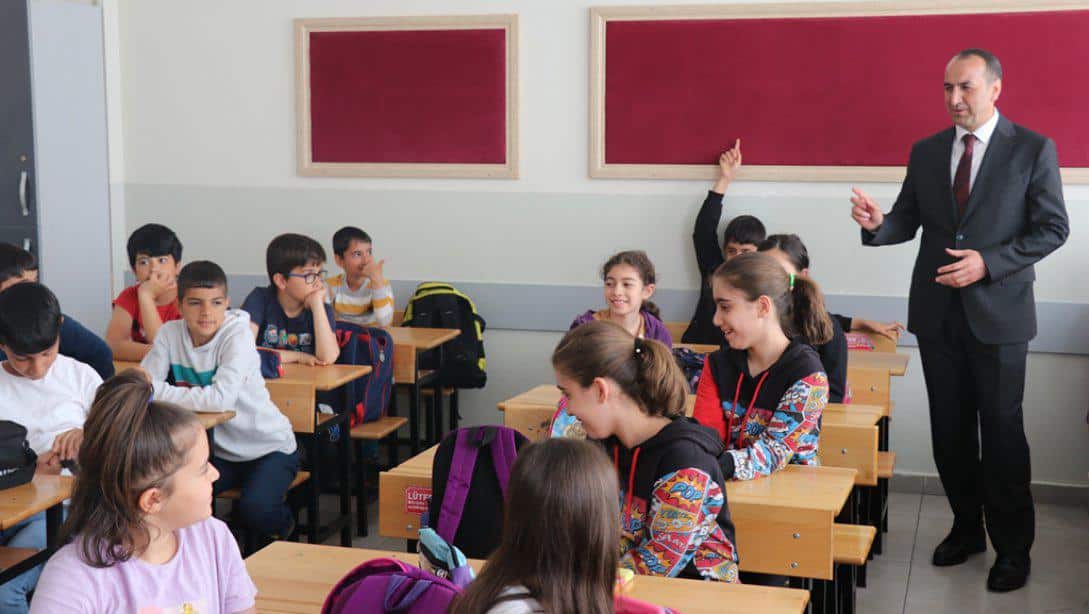 Yücel, Öğretmen ve Öğrencilerimiz İle Bir Araya Geldi.