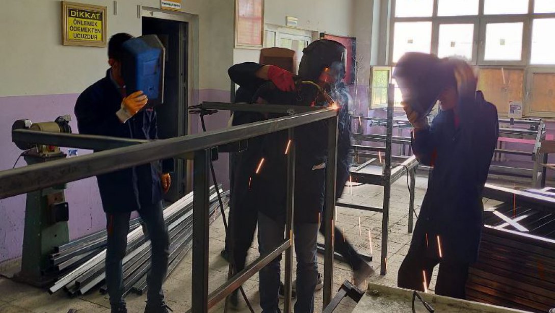 Fabrika Gibi Çalışan Okulumuz 77 Okulun Spor Malzemelerini Yapıyor.