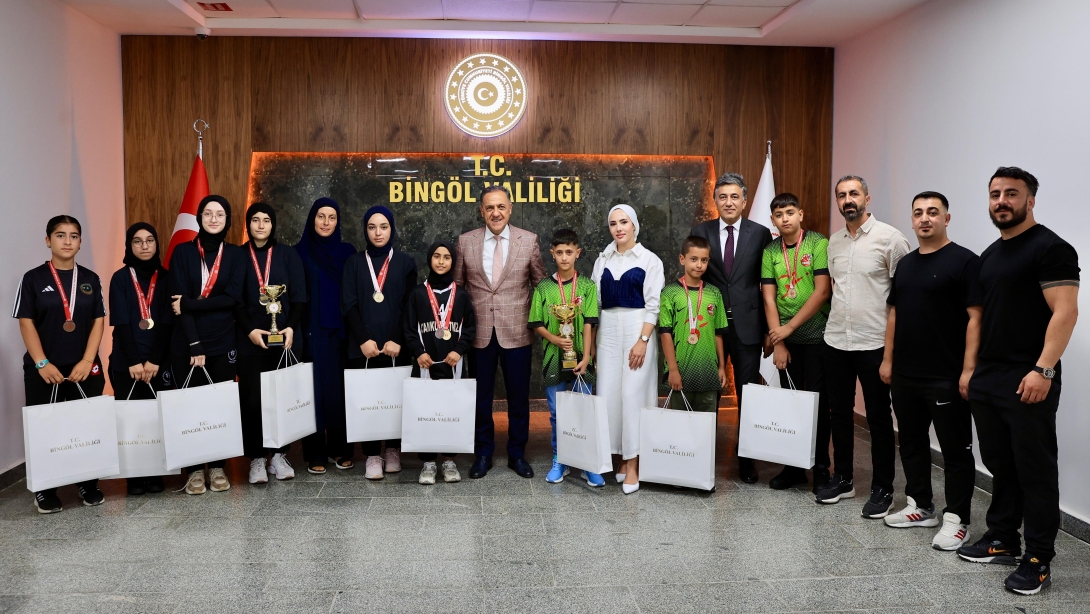 Vali Ahmet Hamdi Usta, Türkiye Şampiyonu Bocce Sporcularını Makamında Ağırlayarak Ödüllendirdi